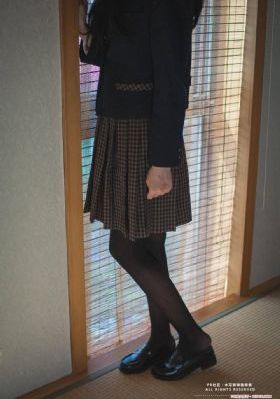 隔着衣服轻揉她的胸_BD英语HD高清在线观看